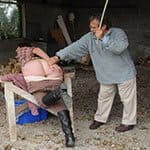 Воровку яблок отшлепали в гараже доской по голой заднице