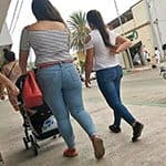 Молодые мамочки гуляют по улице в обтягивающих джинсах