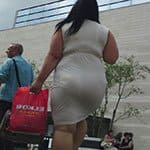 Трусы стринги просвечиваются через белое платье пышки